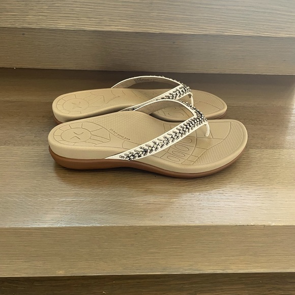 Aetrex Jules Slip On Thong Sandal in Cream - Picture 3 of 6